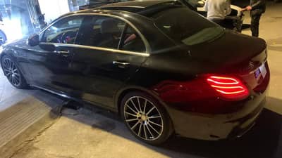 Mercedes-Benz C-Class C 200 المواصفات لون السيارة : أسود  عداد  - محافظة دمشق