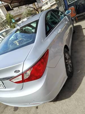 سوناتا 2011 وارد اميركي بنزين نمره نظاميه  نظام ايكو توفير وقود محرك 4 سلندر بقوه 2400  تيربو ABS مانع انزلاق  تثبيت سرعه تحكم طاره  اتوماتيك 6 غيارات - محافظة دمشق